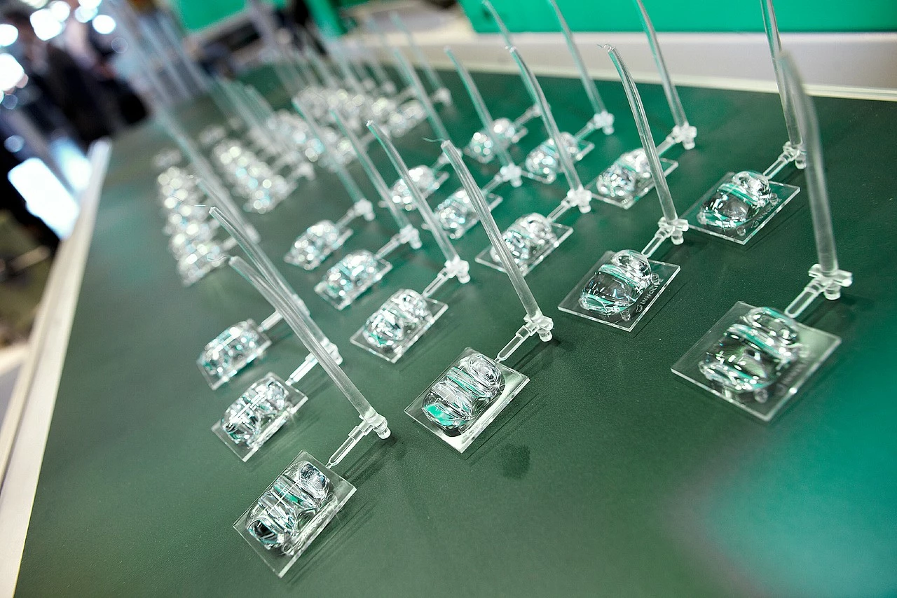 Plastic components in small series