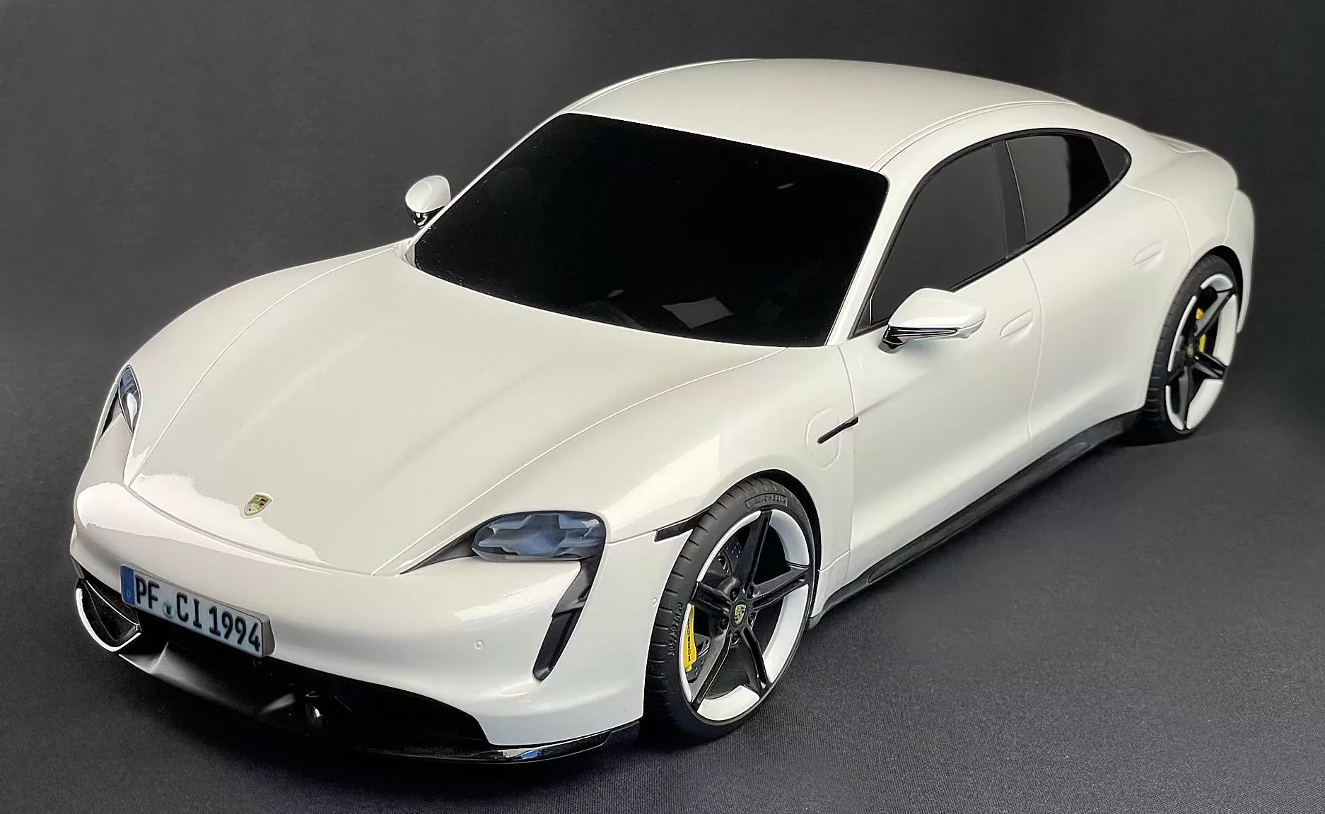 Porche Tycan 1:10 Modell